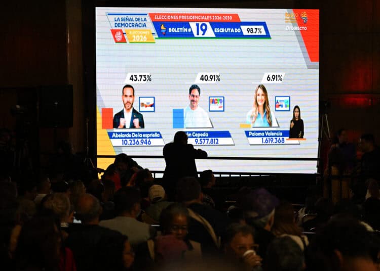 A screen shows the first exit poll results at the bunker of Colombia's presidential candidate from the ruling party Pacto Historico, Ivan Cepeda, during the presidential election in the Tequendama Hotel in Bogota on May 31, 2026. (Photo by Raul ARBOLEDA / AFP)