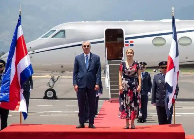 El presidente de la República Dominicana, Luis Abinader, arribó este jueves a las 11:05 de la mañana (hora local) al Aeropuerto Internacional Juan Santamaría, en San José, Costa Rica