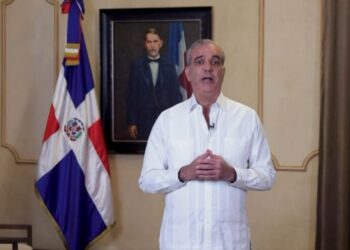 Presidente Luis Abinader dando declaraciones sobre la suspensión del proyecto romero
