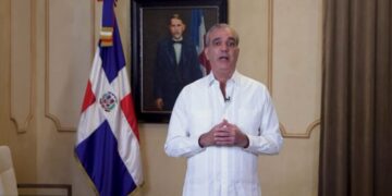 Presidente Luis Abinader dando declaraciones sobre la suspensión del proyecto romero