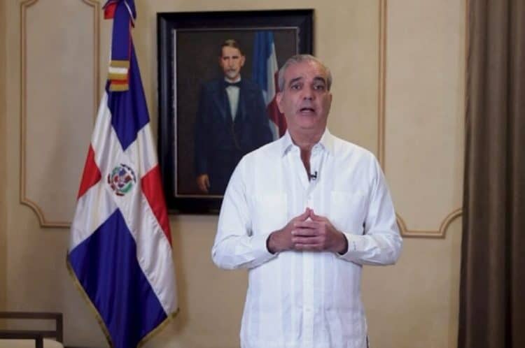 Presidente Luis Abinader dando declaraciones sobre la suspensión del proyecto romero