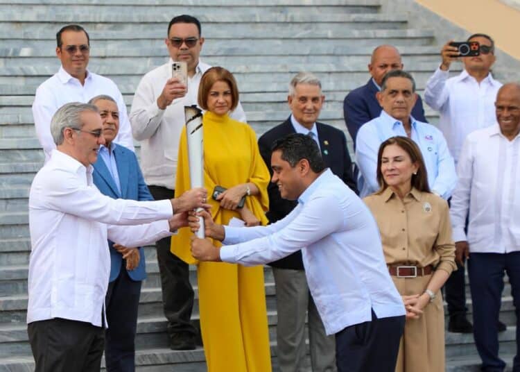 Abinader recibe antorcha de los JCC XXV