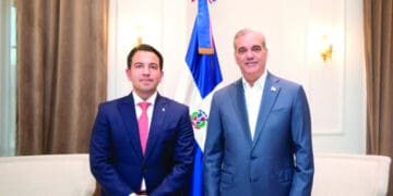 Abinader recibe visita del presidente ejecutivo de Scotiabank
