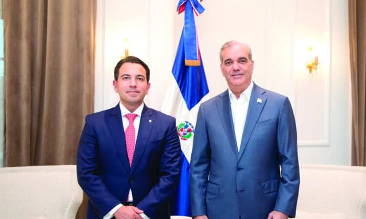 Abinader recibe visita del presidente ejecutivo de Scotiabank
