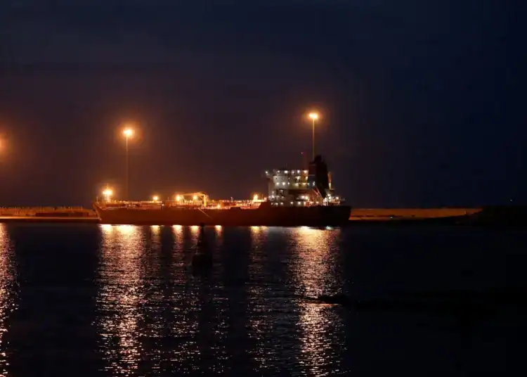 El petrolero Callisto está anclado en Port Sultan Qaboos