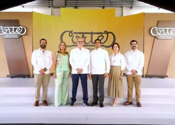 Foto Principal 0936- Ignacio J. Cortés Shehab, Elaine Shehab de Cortés, Ignacio Cortés Gelpí, Eduardo Cortés Shehab, Dorilín Cortés Gelpí y Carlos Cortés Shehab