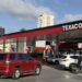 Personas haciendo fila en la gasolinera Texaco de Santo Domingo
