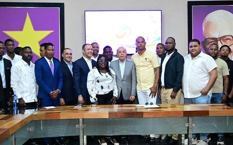 Danilo Medina en reunión con jovenes del PLD