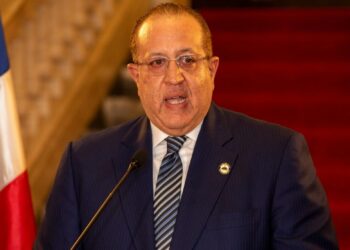 Ministro de Hacienda Magín Díaz durante declaraciones a la prensa sobre crisis global