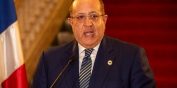 Ministro de Hacienda Magín Díaz durante declaraciones a la prensa sobre crisis global