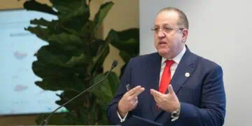 Magín Díaz Ministro de Hacienda y Economía participa en dialogo con la AIRD 2026