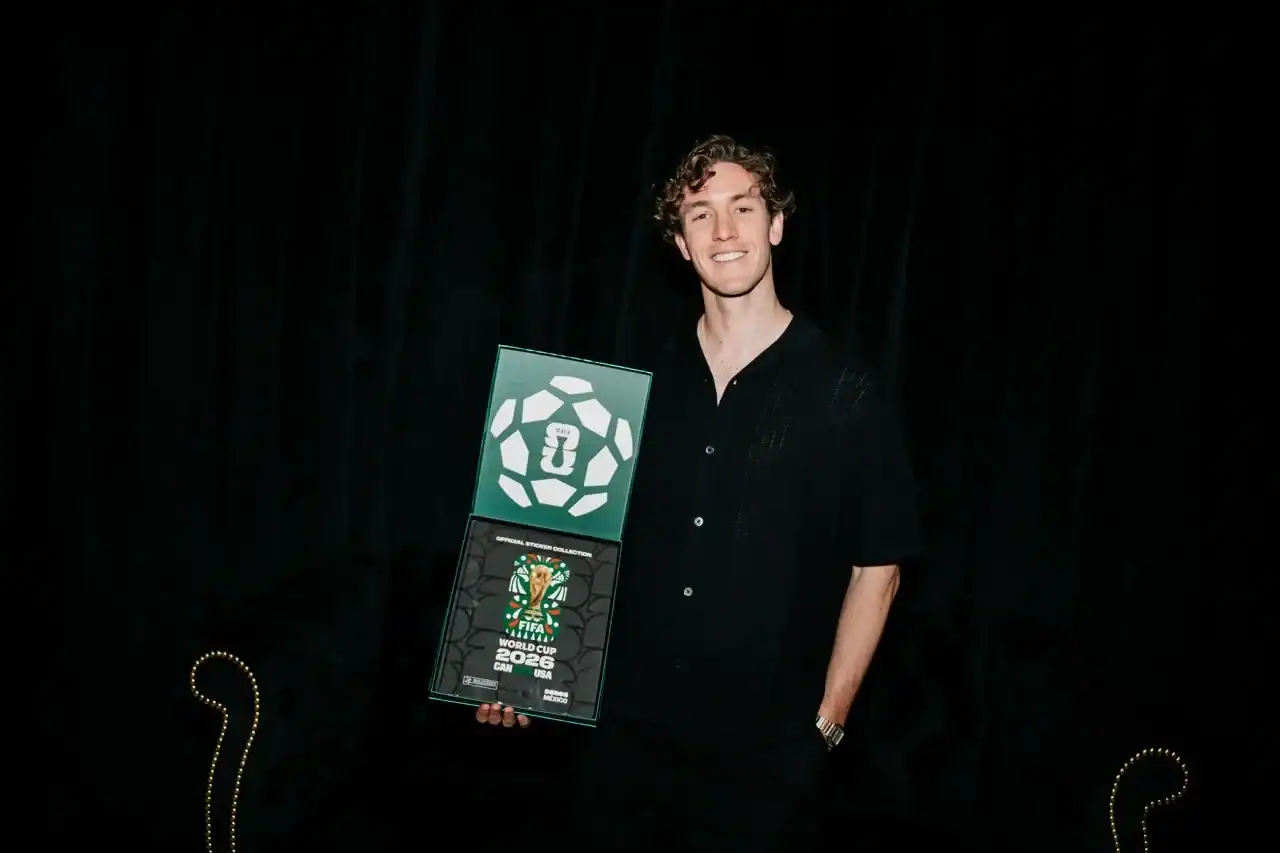 Joven sonriente con trofeo deportivo