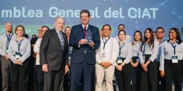 Pedro Urrutia y Marcio Verdi, junto a funcionarios del CIAT celebrado durante este semana en Punta Cana.