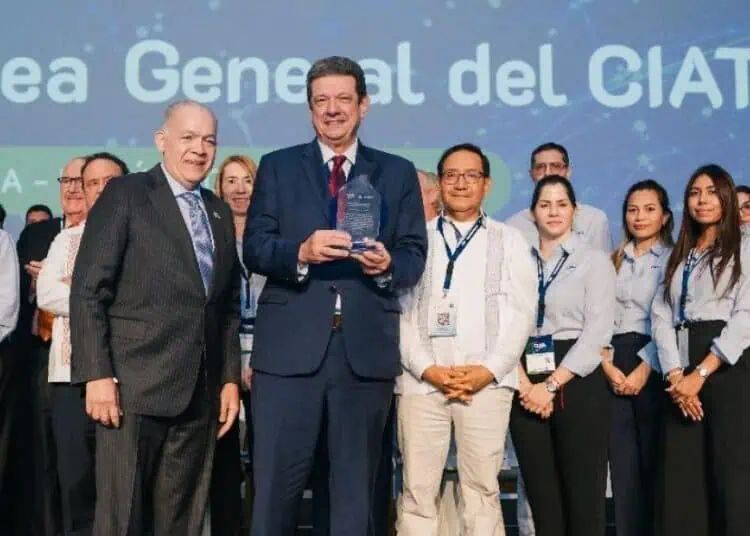 Pedro Urrutia y Marcio Verdi, junto a funcionarios del CIAT celebrado durante este semana en Punta Cana.