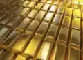 Precio internacional del oro cae por alza de tasas y petróleo