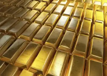 Precio internacional del oro cae por alza de tasas y petróleo