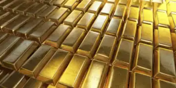 Precio internacional del oro cae por alza de tasas y petróleo