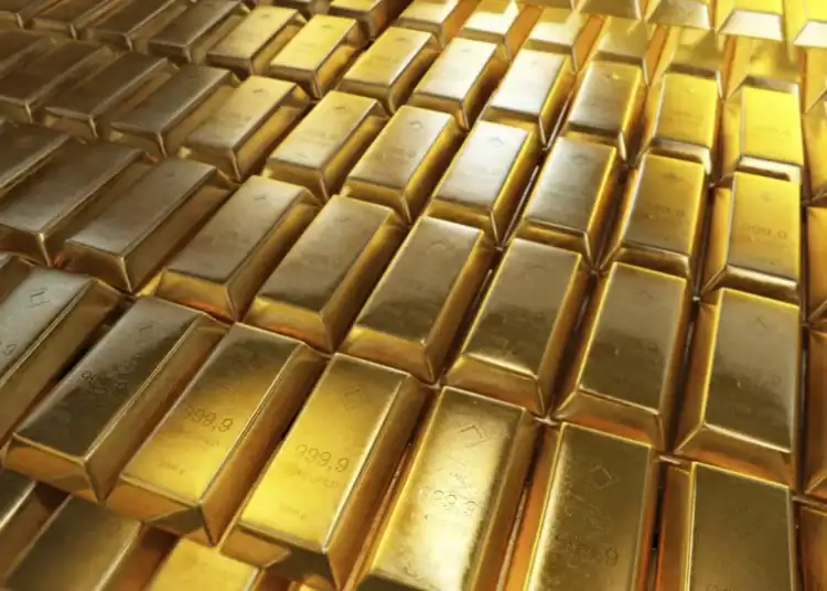 Precio internacional del oro cae por alza de tasas y petróleo
