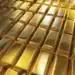 Precio internacional del oro cae por alza de tasas y petróleo