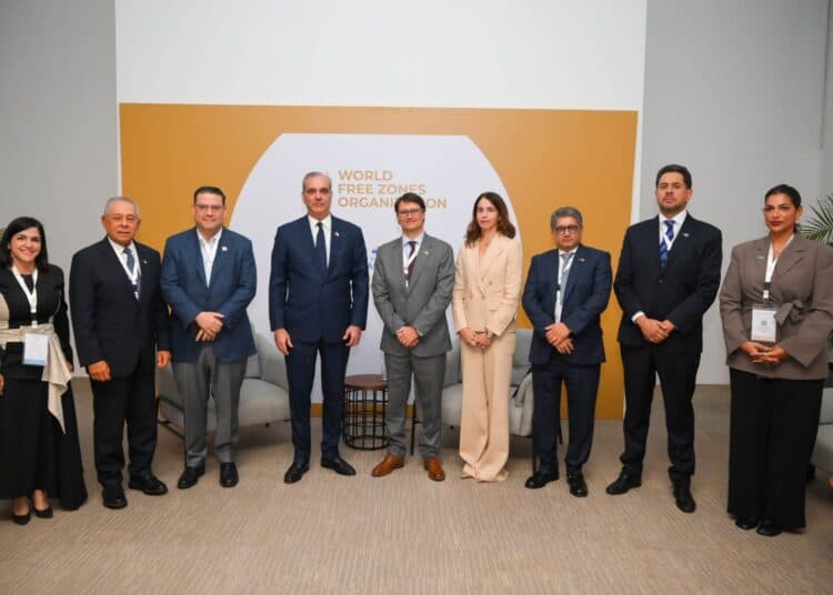 Luis Abinader y Yayo Sanz Lovaton en reunión con DP World