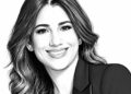 Una mujer sonriente en blanco y negro
