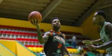 Yeison Colomé ataca el aro en el partido de los Cañeros del Este ante los Soles del Este (FUENTE EXTERNA)