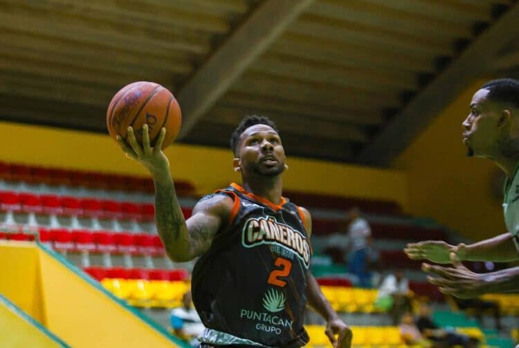 Yeison Colomé ataca el aro en el partido de los Cañeros del Este ante los Soles del Este (FUENTE EXTERNA)