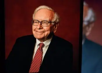 Berkshire Hathaway rezaga ante S&P 500 en era de IA