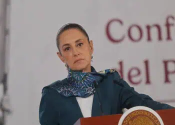 Claudia Sheinbaum, presidenta de México, analiza el informe de seguridad nacional de abril durante una conferencia de prensa en el Palacio Nacional de la Ciudad de México, México, el 12 de mayo de 2026. (Foto de Solrac Santiago/NurPhoto vía Getty Images)