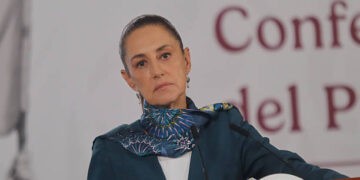 Claudia Sheinbaum, presidenta de México, analiza el informe de seguridad nacional de abril durante una conferencia de prensa en el Palacio Nacional de la Ciudad de México, México, el 12 de mayo de 2026. (Foto de Solrac Santiago/NurPhoto vía Getty Images)