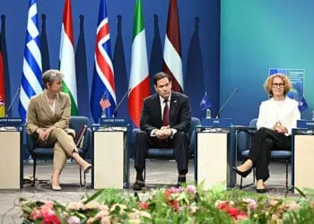 (Ir-R) La Secretaria de Relaciones Exteriores británica, Yvette Cooper, el Secretario de Estado de los Estados Unidos, Marco Rubio, y la Vicesecretaria General de la OTAN, Radmila Sekerinska Jankovska, asisten a la reunión de Ministros de Relaciones Exteriores de la OTAN en Helsingborg, Suecia, el 22 de mayo de 2026. Los ministros de Relaciones Exteriores de los 32 estados miembros de la OTAN se reunieron en la ciudad sueca para finalizar los preparativos de la próxima Cumbre de Ankara. (Foto de Jonathan Nackstrand / AFP vía Getty Images)