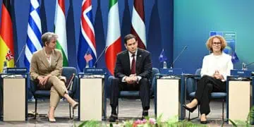 (Ir-R) La Secretaria de Relaciones Exteriores británica, Yvette Cooper, el Secretario de Estado de los Estados Unidos, Marco Rubio, y la Vicesecretaria General de la OTAN, Radmila Sekerinska Jankovska, asisten a la reunión de Ministros de Relaciones Exteriores de la OTAN en Helsingborg, Suecia, el 22 de mayo de 2026. Los ministros de Relaciones Exteriores de los 32 estados miembros de la OTAN se reunieron en la ciudad sueca para finalizar los preparativos de la próxima Cumbre de Ankara. (Foto de Jonathan Nackstrand / AFP vía Getty Images)