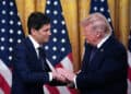 El presidente estadounidense Donald Trump, a la derecha, y Kevin Warsh, presidente de la Reserva Federal de los Estados Unidos, se dan la mano durante una ceremonia de juramento en la Sala Este de la Casa Blanca en Washington, DC, EE. UU., el viernes 22 de mayo de 2026. Warsh, que ha prometido la mayor sacudida en décadas en el banco central de los Estados Unidos, se hace cargo en un momento tenso para la economía y el banco central. Fotógrafo: Yuri Gripas/Abaca/Bloomberg a través de Getty Images