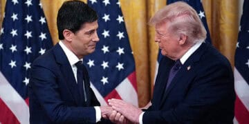 El presidente estadounidense Donald Trump, a la derecha, y Kevin Warsh, presidente de la Reserva Federal de los Estados Unidos, se dan la mano durante una ceremonia de juramento en la Sala Este de la Casa Blanca en Washington, DC, EE. UU., el viernes 22 de mayo de 2026. Warsh, que ha prometido la mayor sacudida en décadas en el banco central de los Estados Unidos, se hace cargo en un momento tenso para la economía y el banco central. Fotógrafo: Yuri Gripas/Abaca/Bloomberg a través de Getty Images