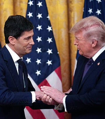 El presidente estadounidense Donald Trump, a la derecha, y Kevin Warsh, presidente de la Reserva Federal de los Estados Unidos, se dan la mano durante una ceremonia de juramento en la Sala Este de la Casa Blanca en Washington, DC, EE. UU., el viernes 22 de mayo de 2026. Warsh, que ha prometido la mayor sacudida en décadas en el banco central de los Estados Unidos, se hace cargo en un momento tenso para la economía y el banco central. Fotógrafo: Yuri Gripas/Abaca/Bloomberg a través de Getty Images