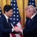El presidente estadounidense Donald Trump, a la derecha, y Kevin Warsh, presidente de la Reserva Federal de los Estados Unidos, se dan la mano durante una ceremonia de juramento en la Sala Este de la Casa Blanca en Washington, DC, EE. UU., el viernes 22 de mayo de 2026. Warsh, que ha prometido la mayor sacudida en décadas en el banco central de los Estados Unidos, se hace cargo en un momento tenso para la economía y el banco central. Fotógrafo: Yuri Gripas/Abaca/Bloomberg a través de Getty Images