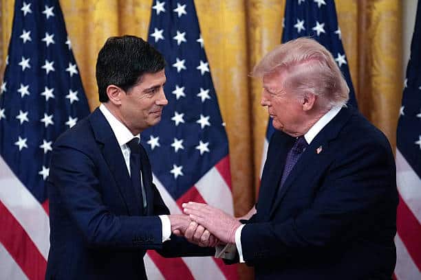 El presidente estadounidense Donald Trump, a la derecha, y Kevin Warsh, presidente de la Reserva Federal de los Estados Unidos, se dan la mano durante una ceremonia de juramento en la Sala Este de la Casa Blanca en Washington, DC, EE. UU., el viernes 22 de mayo de 2026. Warsh, que ha prometido la mayor sacudida en décadas en el banco central de los Estados Unidos, se hace cargo en un momento tenso para la economía y el banco central. Fotógrafo: Yuri Gripas/Abaca/Bloomberg a través de Getty Images