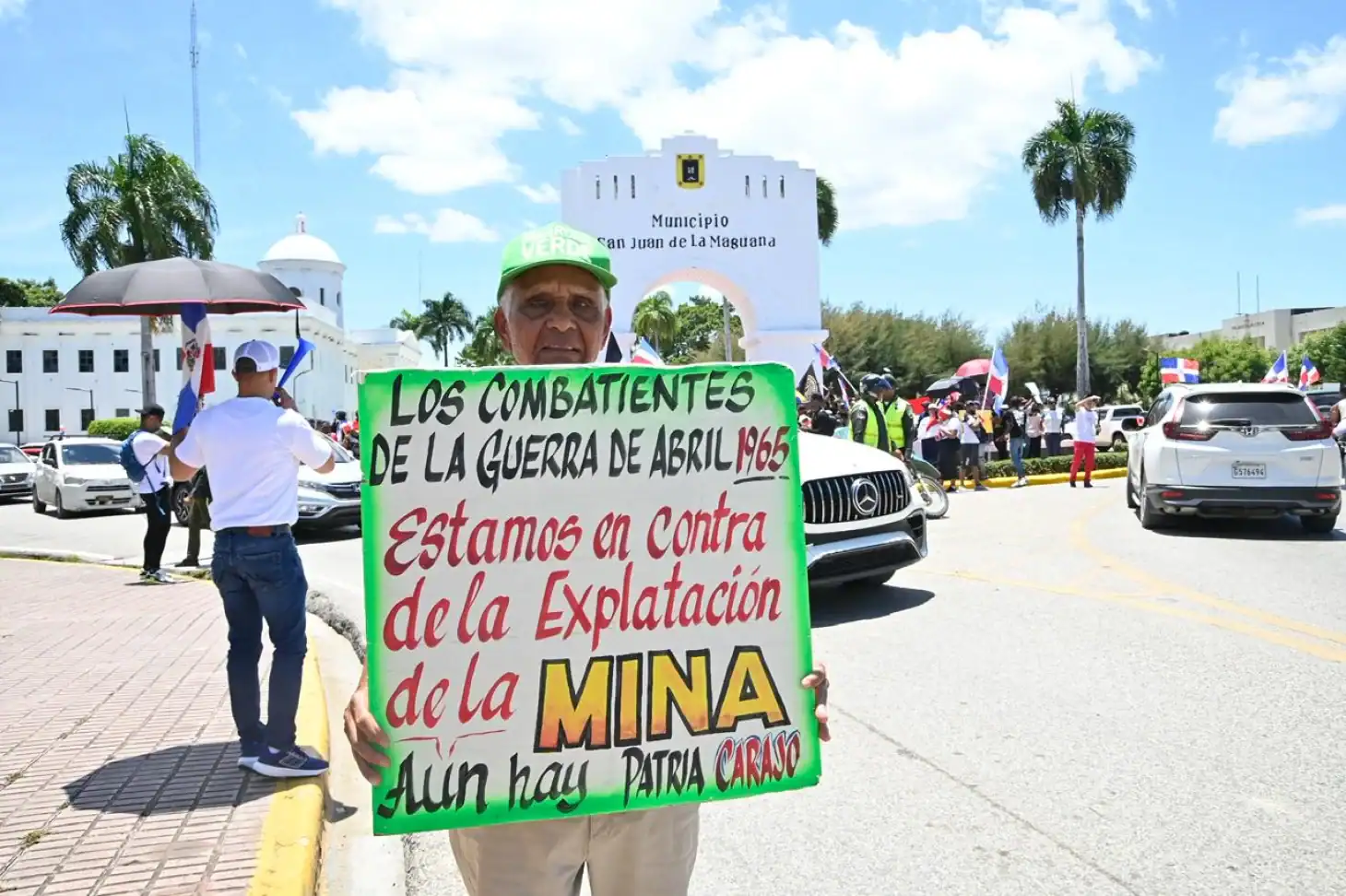 Persona de la tercera edad participa en manifestación contra proyecto  romero