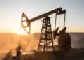 Imagen de maquina extrayendo petróleo