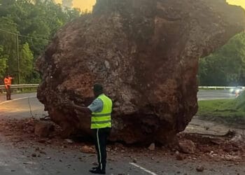 Roca se desprende en la autopista del Nordeste