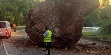 Roca se desprende en la autopista del Nordeste