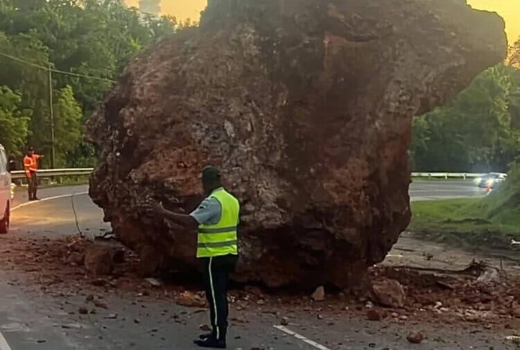 Roca se desprende en la autopista del Nordeste