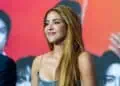 Shakira sonriente con cabello largo.