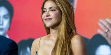 Shakira sonriente con cabello largo.