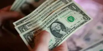 Dólares en la mano
