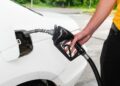 Persona echando gasolina en Estados Unidos