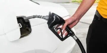 Persona echando gasolina en Estados Unidos