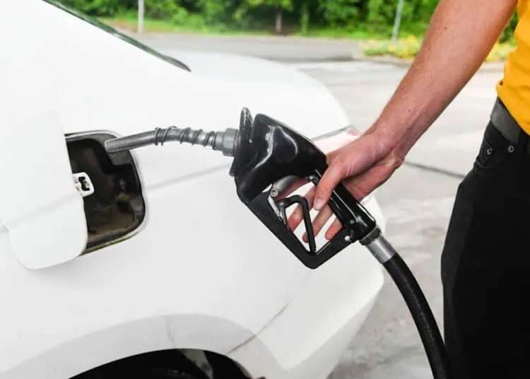 Persona echando gasolina en Estados Unidos