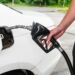 Persona echando gasolina en Estados Unidos