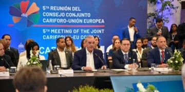 Luis Abinader durante un foro económico internacional abordando oportunidades comerciales entre el Caribe y Europa